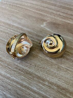 Gold plated vintage Spiral Shell Scarf clip set